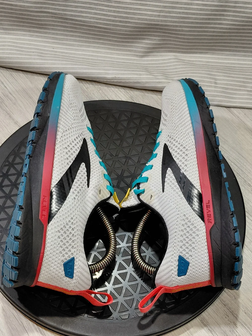 Brooks Womens Revel 5.0 Knit Running Sneakers with Teal Laces White Black SIZE 6